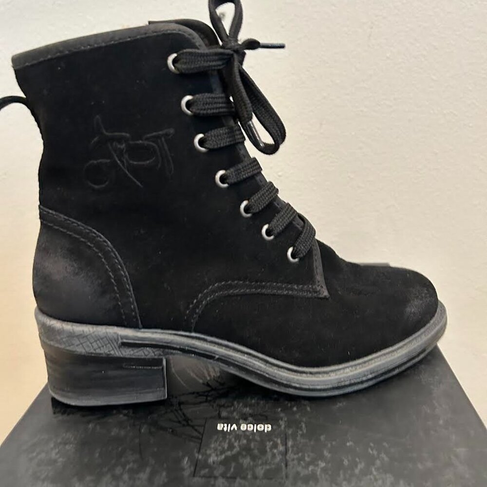 NWT OTBT lace up boots country